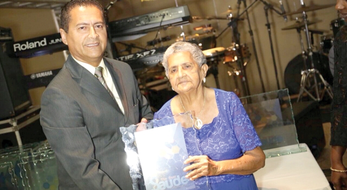 Carlos Figueiredo presta homenagem aos professores