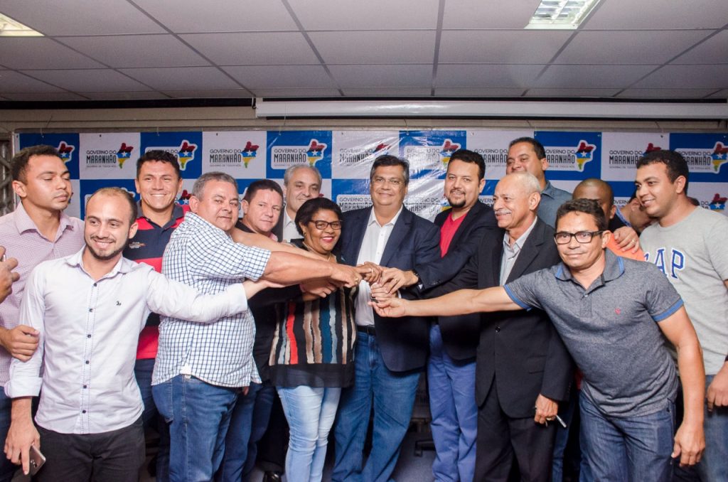 Para melhorar acessos de estradas vicinais, prefeita de São Vicente Ferrer recebe motoniveladora do Governo do Estado
