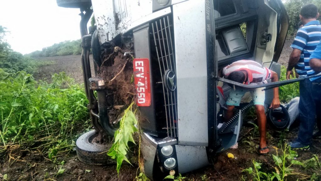 Mãe de 35 anos morre após acidente com van de São João Batista na MA 014