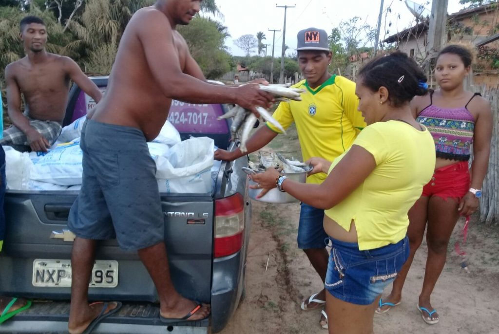Ex-prefeito Amarildo Pinheiro distribui uma tonelada e meia de peixes em São João Batista