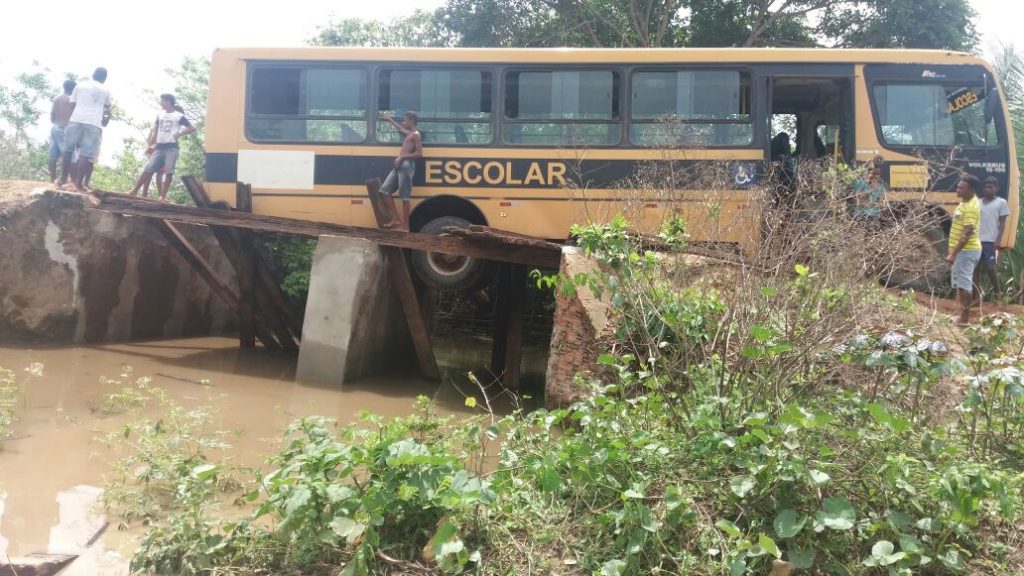 Ônibus escolar fica preso em ponte no povoado Chapada Grande, em São João Batista