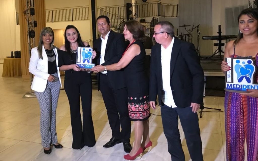 Carlos Figueiredo recebe prêmio por sua boa gestão em saúde pública na cidade de Pindaré