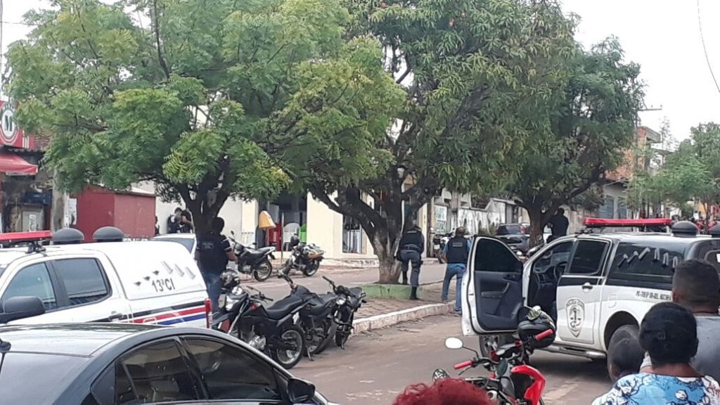 Polícia consegue liberação de 4 reféns em Matinha, mas 6 ainda estão dentro da agência dos Correios
