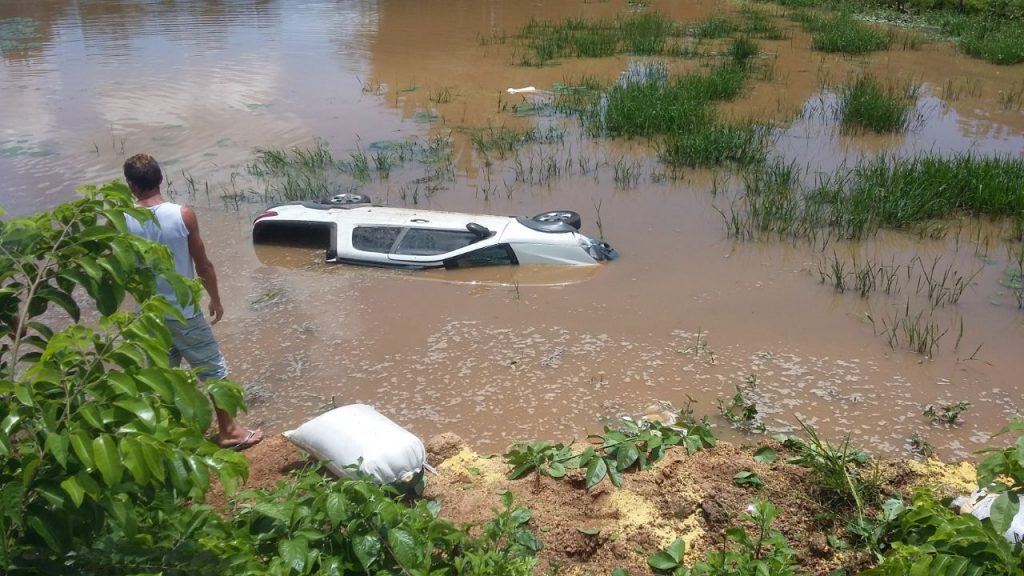 Urgente: carro capota e para dentro de açude entre São Vicente Ferrer e São João Batista