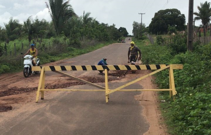 Serviços de tapa-buracos avançam na estrada de Santana, em São João Batista
