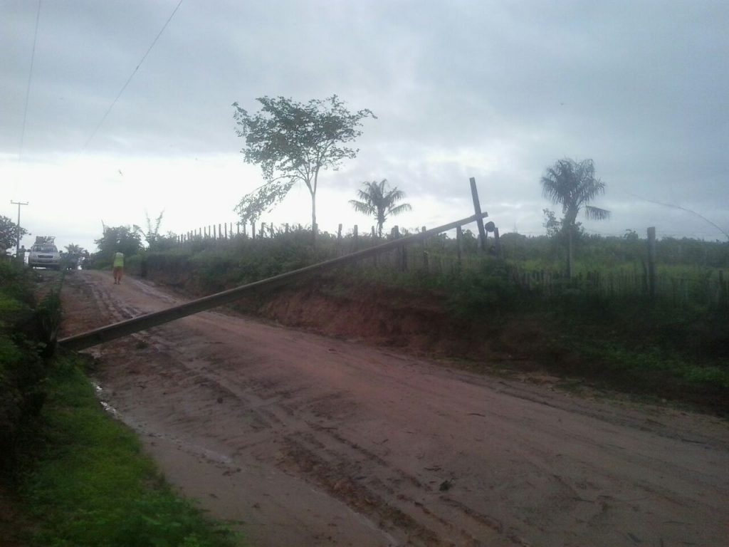 Mesmo com denúncia deste blog à Cemar, poste cai no meio da estrada do povoado Cazumba