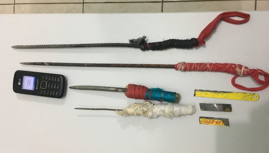 Celulares e armas brancas são encontrados durante revista e presos ameaçam delegado e investigador em São João Batista