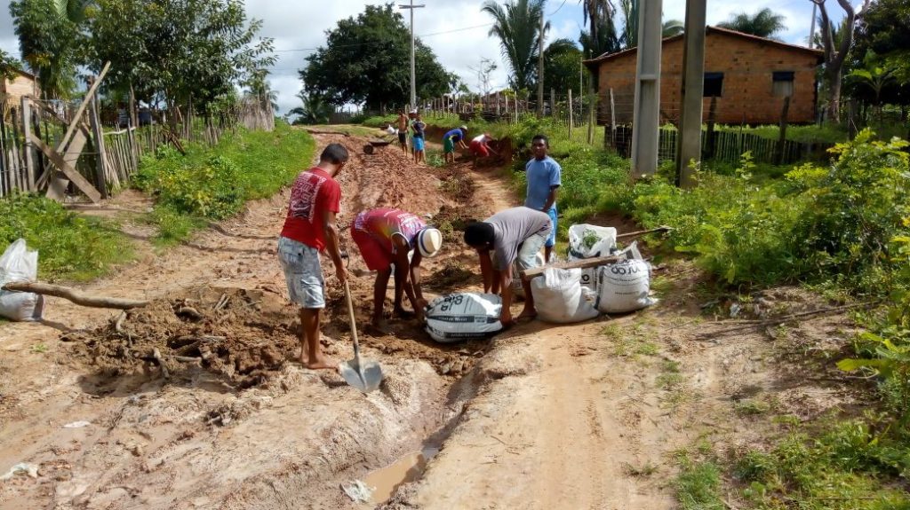 Moradores do povoado Laranjal se reúnem para arrumar trechos de estrada em São João Batista