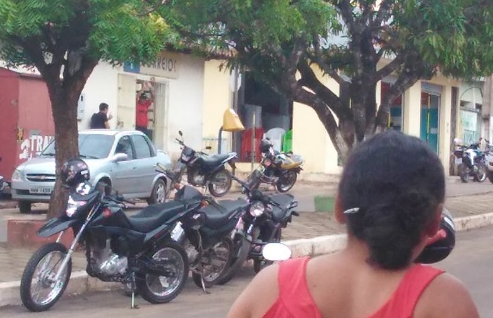 Urgente: assalto com reféns agora na Agência dos Correios de Matinha. Vejam as fotos