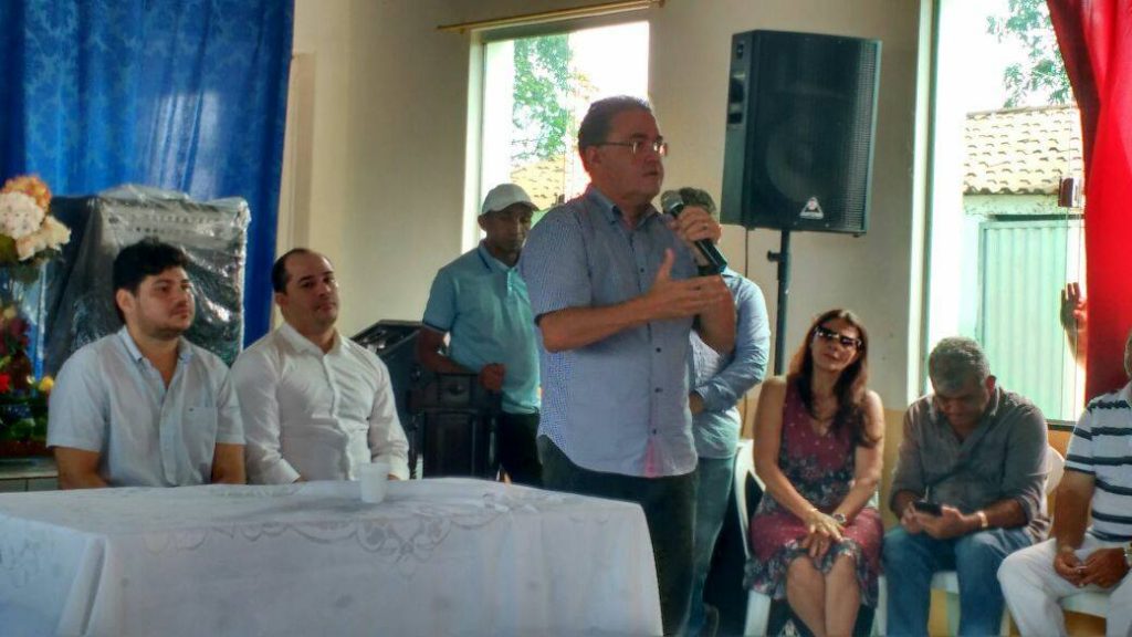 Em Matinha, senador Roberto Rocha entrega caminhão e equipamentos no povoado Itans
