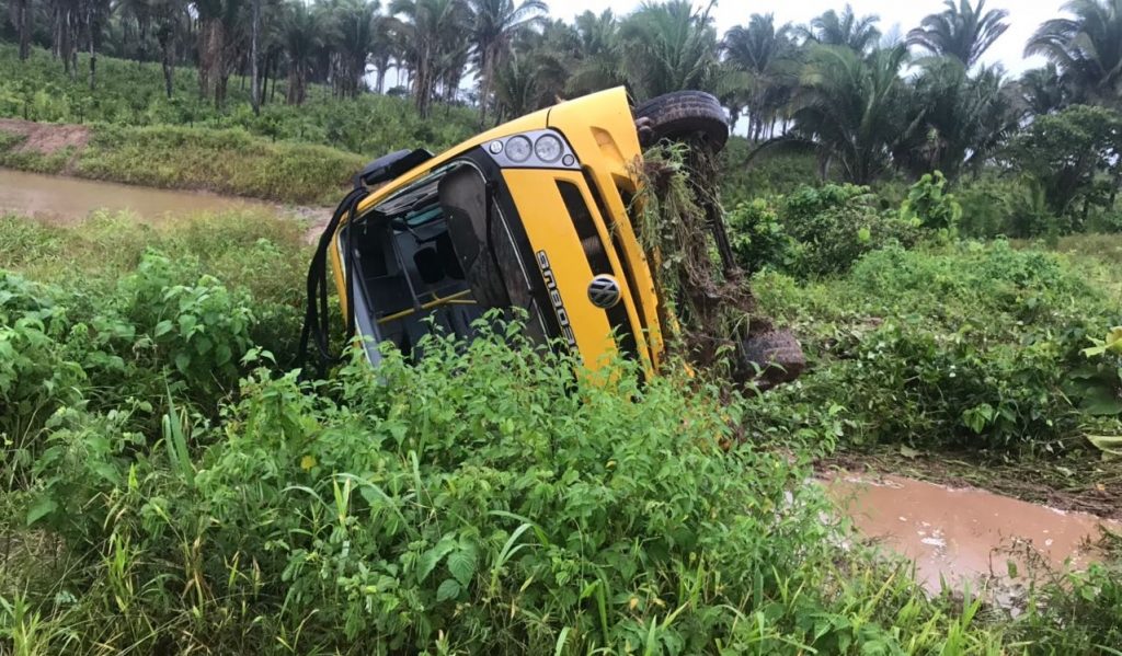 Urgente: ônibus capota com professores e coordenadores de Olinda Nova do Maranhão. Vejam as imagens