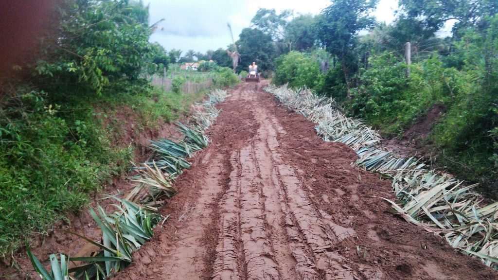 Após matéria do blog e cobrança da população, prefeito anuncia melhoramento da estrada do povoado Santana
