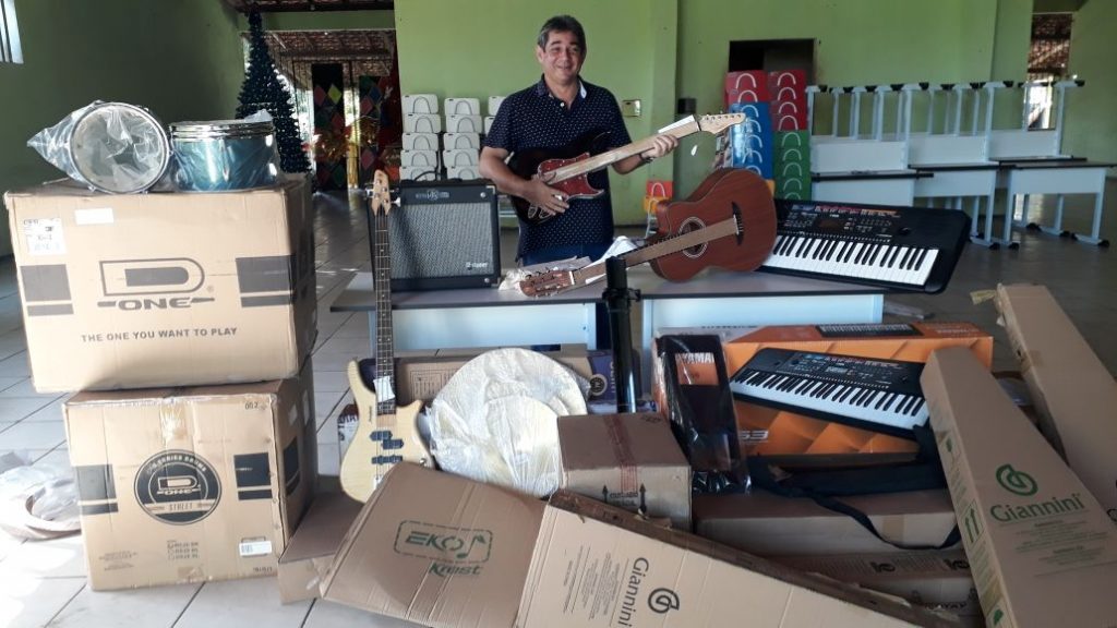 Dr. Marcone recebe equipamentos para implantação da Escola de Música em Cajapió