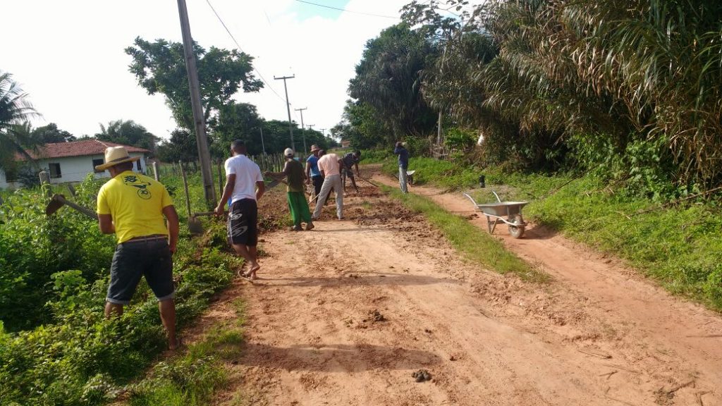 Moradores de Cafuzal e Filadélfia se unem para melhorar estrada em São João Batista