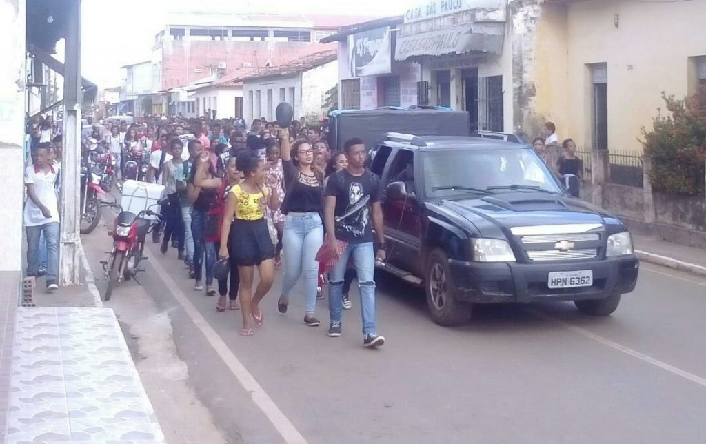 Em protesto, estudantes cobram transporte escolar, início de aulas na zona rural e vaiam prefeito de São Bento