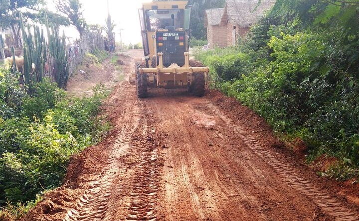 Estrada do povoado Sarnambi recebe melhoramentos e asfalto avança em ruas de São João Batista