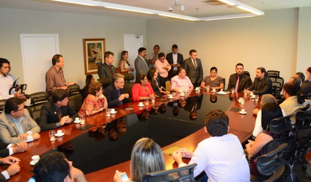 Membro da Famem, prefeita de São Vicente discute projeto que deve limitar poderes do TCE