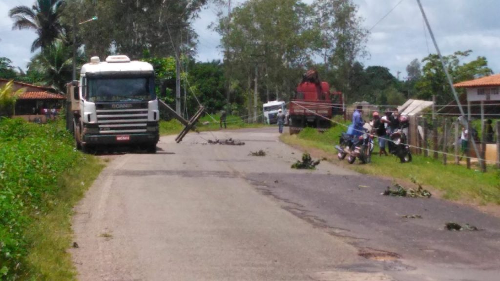 Carro da Cemar derruba poste, interdita estrada e deixa moradores sem energia em São João Batista