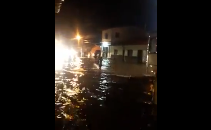 Vídeo: trecho da avenida ‘Getúlio Vargas’ volta a alagar em São João Batista