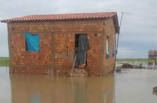Após fortes chuvas, casas ficam ilhadas no povoado Titara, em São João Batista