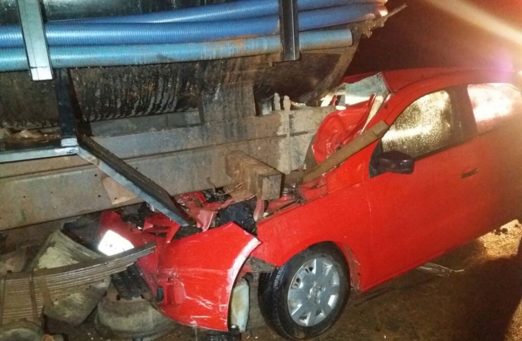 Motorista perde controle de veículo e colide com caminhão parado em Olinda Nova do Maranhão