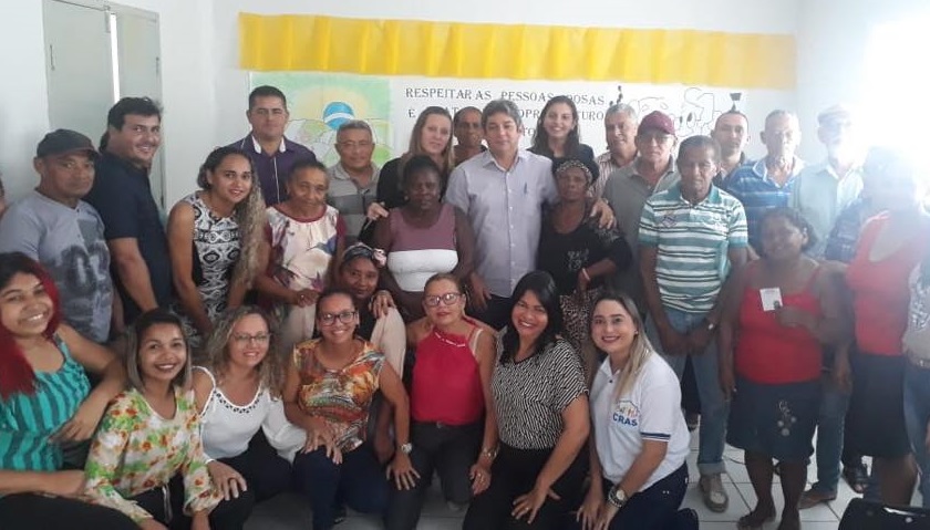 Em Cajapió, prefeito Dr. Marcone comanda entrega de carteiras aos idosos