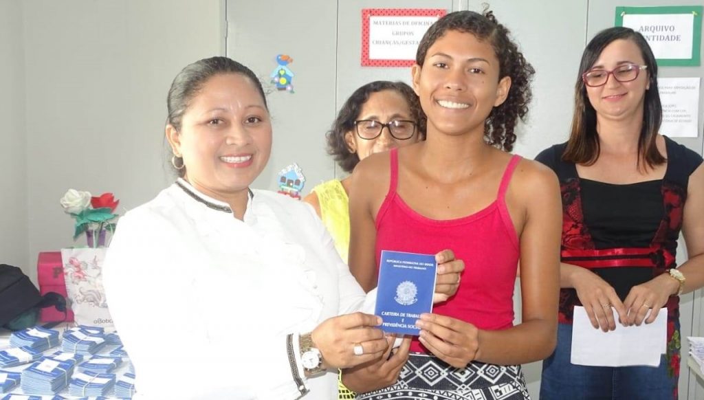 Em Matinha, prefeita Linielda comanda capacitação para professores, homenagem à alunos e entrega carteiras de trabalho