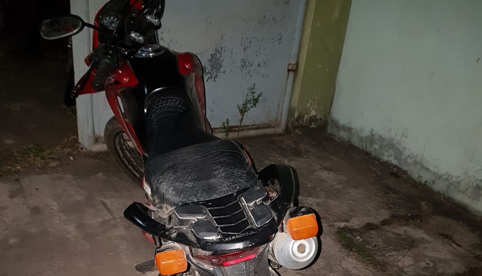 Defesa diz que moto apreendida pela PM foi adquirida em leilão; acusado já foi liberado em São João Batista
