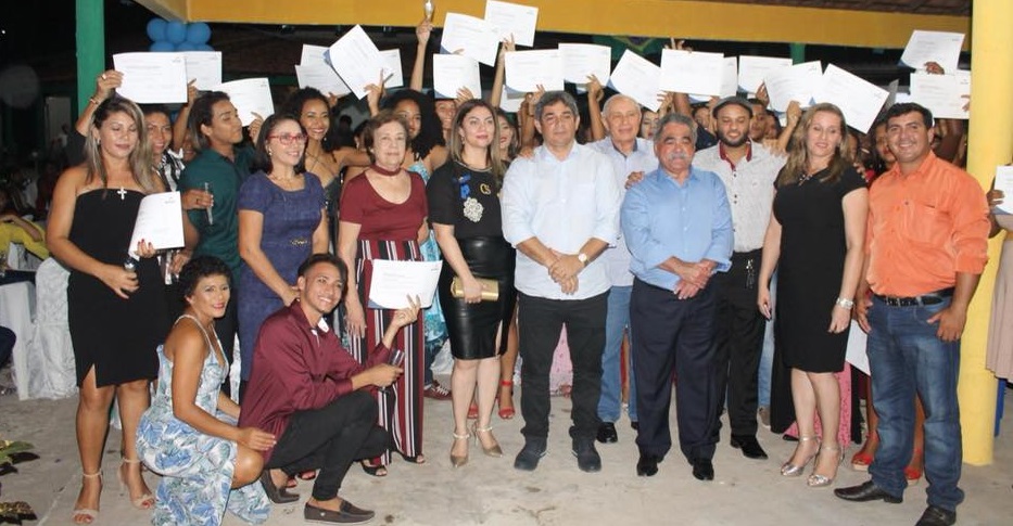Em Cajapió, prefeito Dr. Marcone entrega certificados para alunos, leva ações para povoados e segue realizando pagamentos em dias