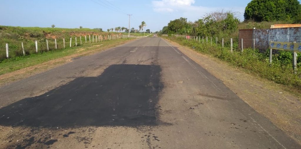 Serviços de tapa-buracos são intensificados no povoado Santana e região do Bom Viver, em São João Batista