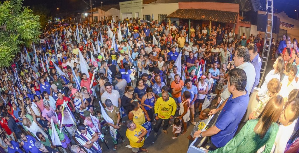 Lobão arrasta multidão durante maratona de visitas a municípios maranhenses