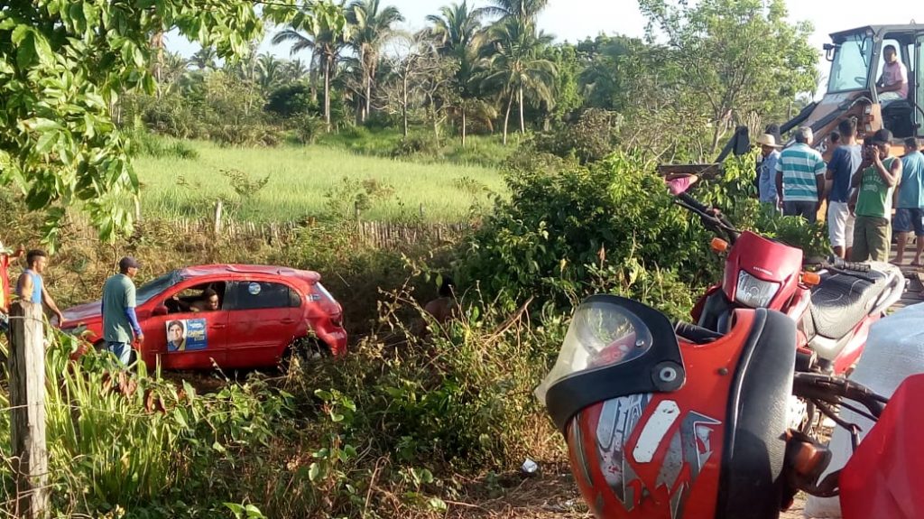 Urgente: carro capota no povoado Santana, em São João Batista