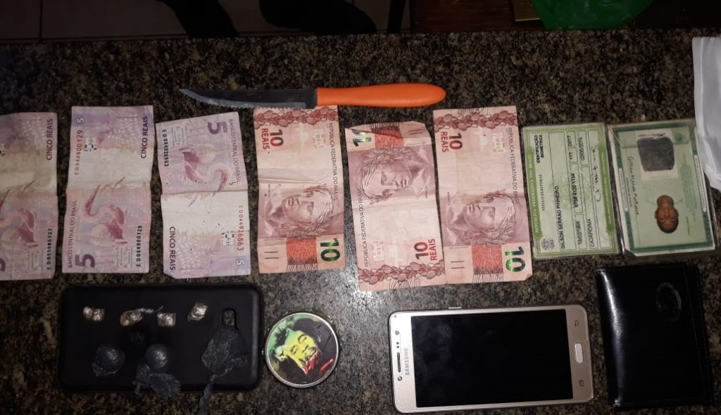 Polícia Militar prende dois jovens por tráfico de drogas em Cajapió
