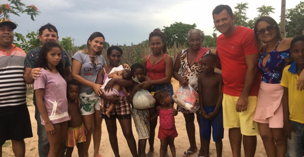 Mecinho divulga mensagem de Natal e entrega cestas básicas para famílias carentes de São João Batista