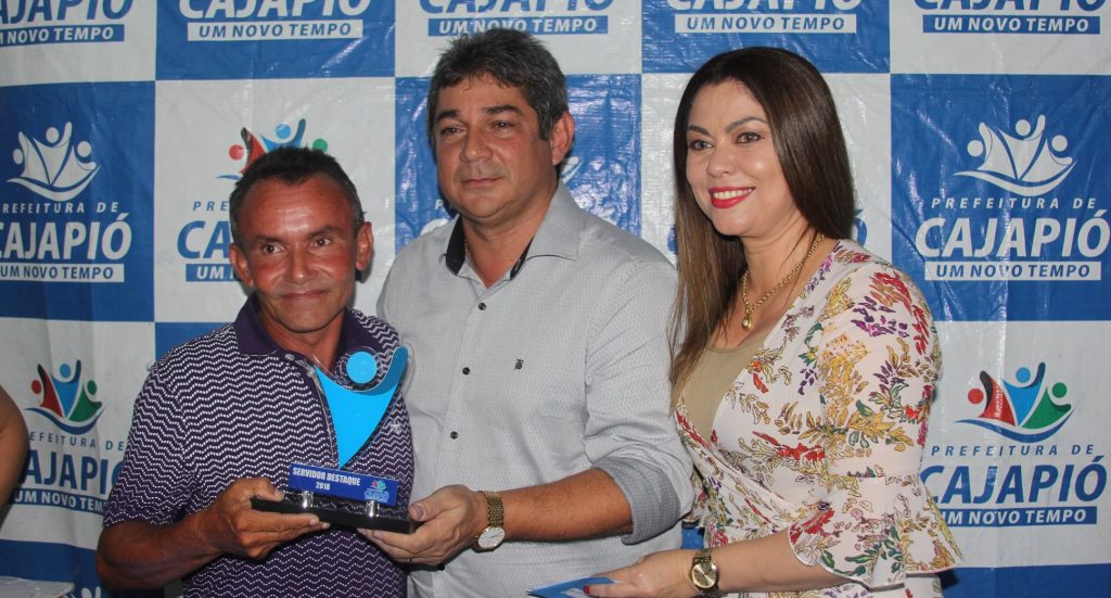 Dr. Marcone comanda confraternização e premia servidores que se destacaram em Cajapió