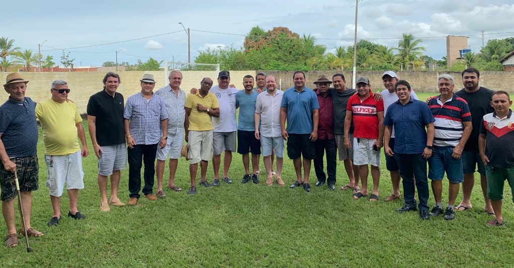 Pará e Carlos Figueiredo recebem amigos e autoridades durante confraternização em São Luis