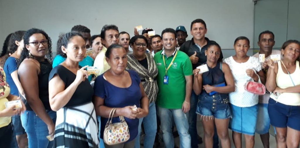 Agricultores recebem cartões do PAA para iniciarem comercialização de produtos em São Vicente Ferrer