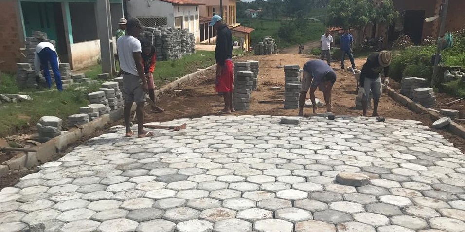 Prefeitura de São João Batista intensifica pavimentação no bairro Paulo VI e faz reparos no açude do Bom Jesus