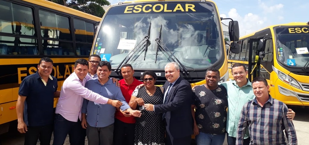 Conceição e comitiva recebem mais um ônibus para estudantes de São Vicente Ferrer