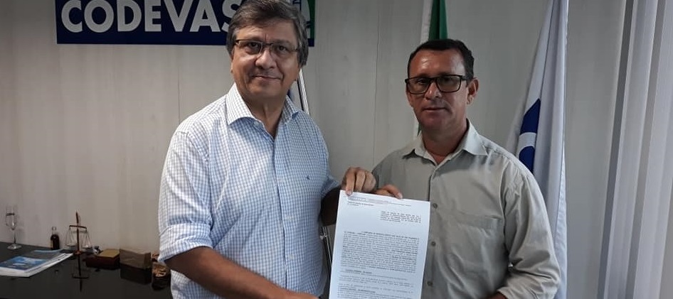 Serginho Castro assina convênio de liberação da máquina escavadeira da Colônia de Pescadores de São João Batista