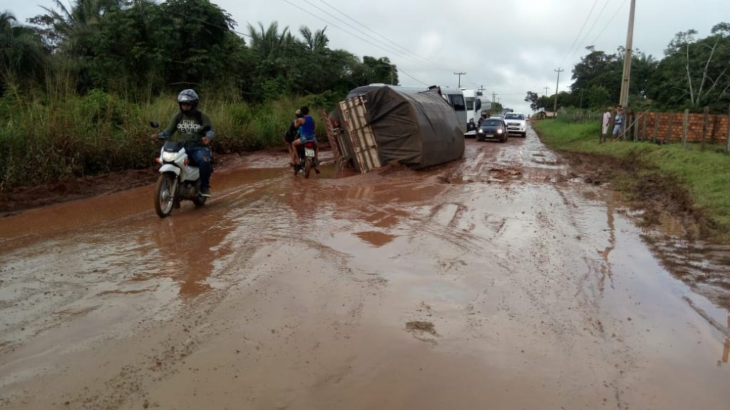 Caminhão tomba na MA-014, entre Matinha e Viana; vejam as fotos