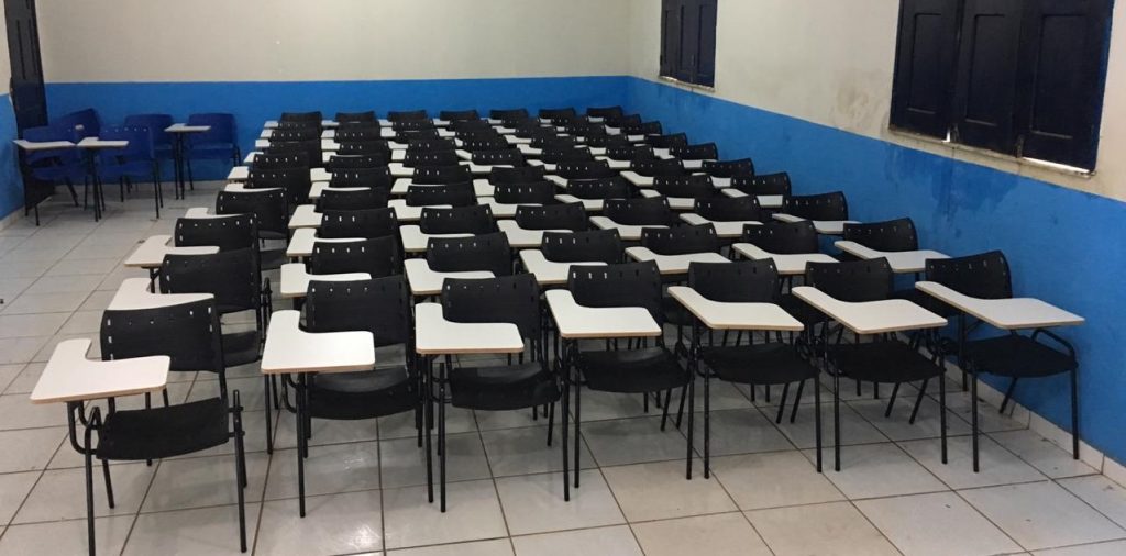 Prefeitura de São João Batista reforma escola na Beira da Baixa e entrega mais de 500 cadeiras novas para estudantes