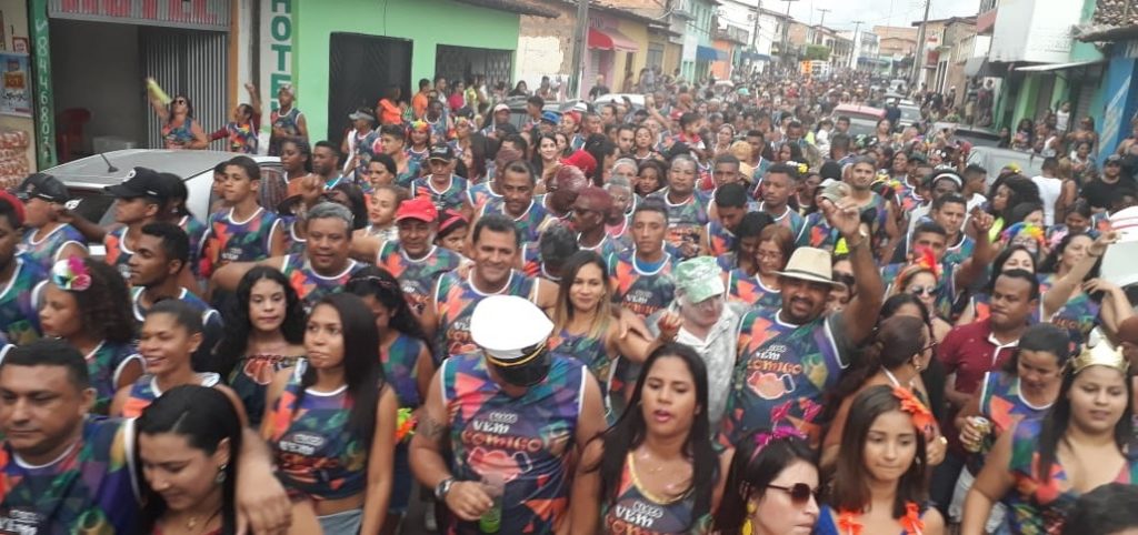 Mecinho arrasta multidão com o Bloco ‘Vem Comigo’, em São João Batista; vejam fotos e vídeos