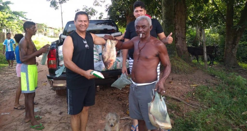 Carlos Figueiredo entrega peixes e cestas básicas em mais de 20 povoados na cidade de São João Batista