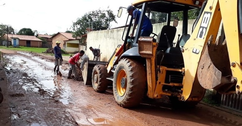 Prefeitura inicia recuperação e drenagem de ruas em bairros de Cajapió