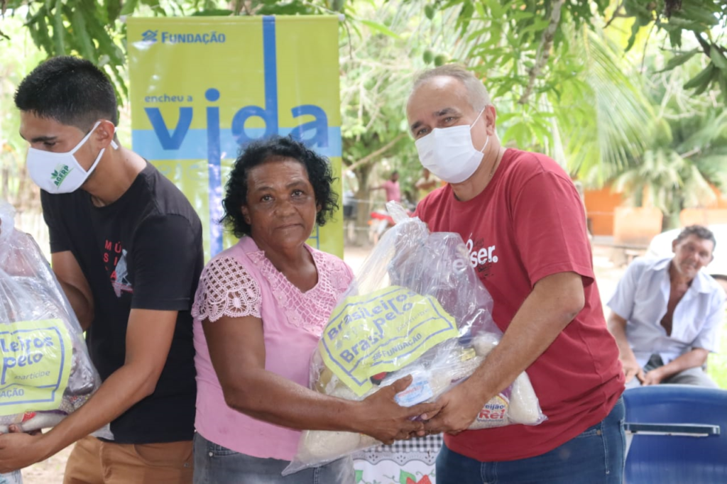 Júlio Mendonça amplia diálogo com moradores na Baixada e entrega cestas básicas nas cidades de Olinda Nova, São João Batista e Matinha