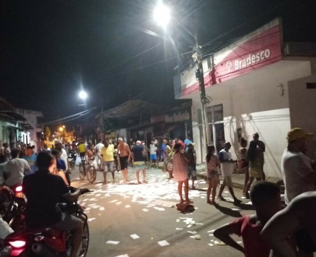 Bandidos tocam o terror em Penalva, explodem banco e levam moradores de reféns