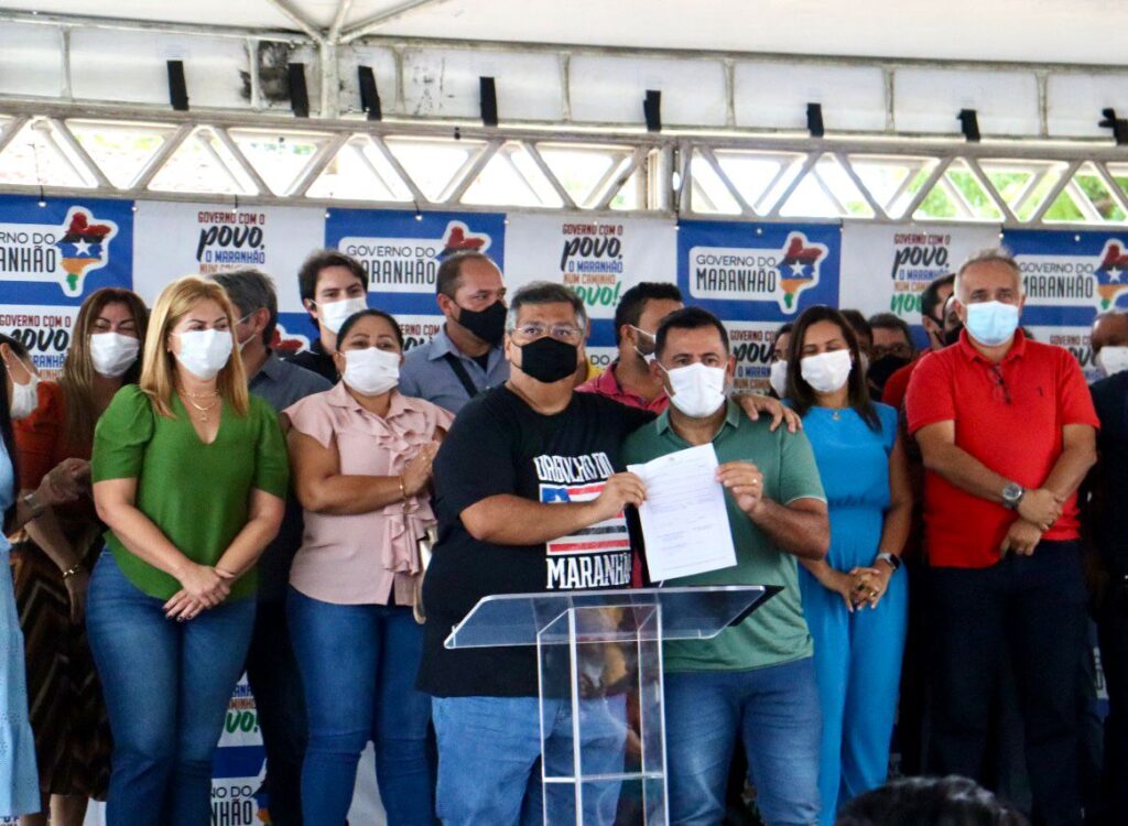 Flávio Dino e Mecinho inauguram obras e anunciam restaurante, escola digna, escola militar, recuperação de estrada e asfalto para São João Batista