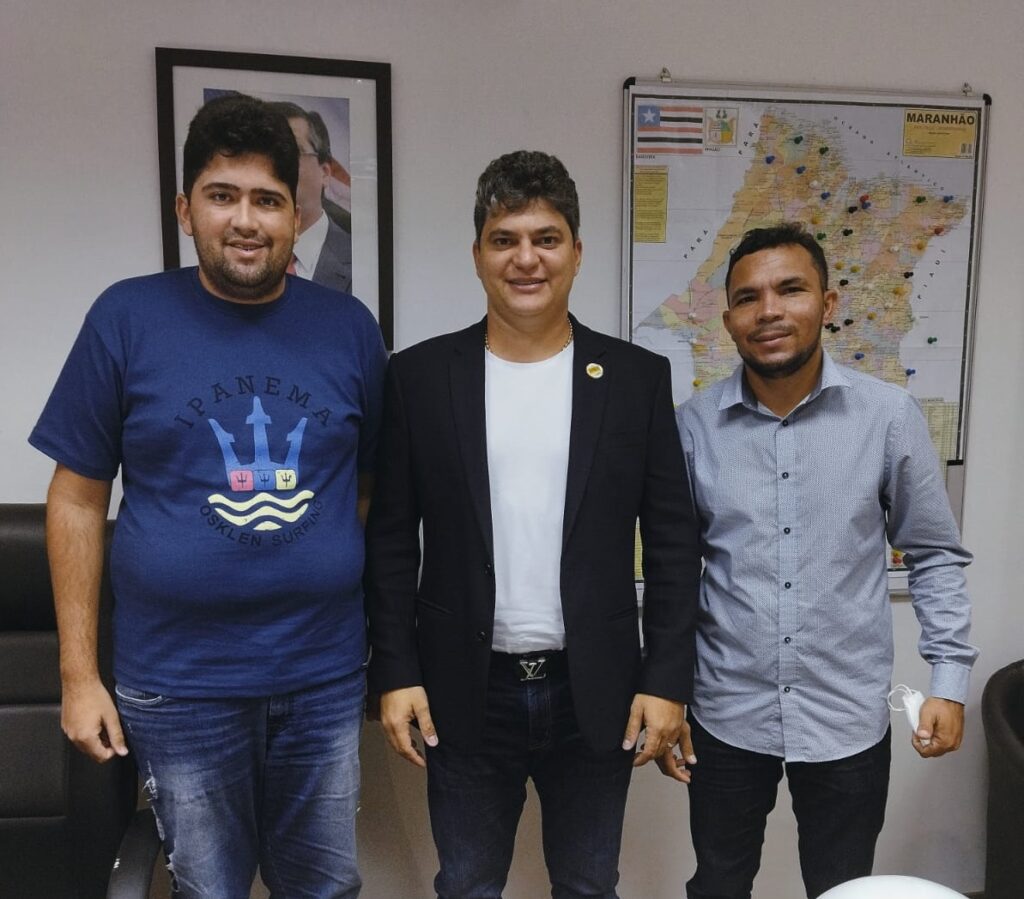 Em parceria com o Detran, vereadores Léo do Povo e Santo conseguem 300 capacetes para distribuir em Olinda Nova do MA