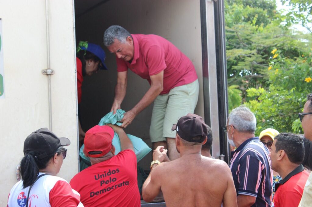 Carrinho idealiza ação social e distribui 5,5 toneladas de peixes na terça-feira de Carnaval
